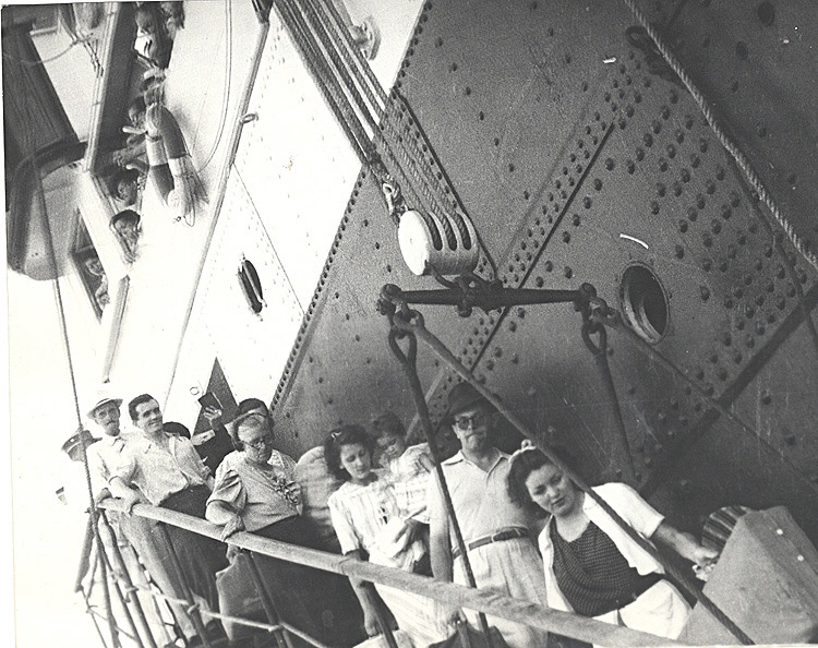 Llegada a México de refugiados españoles en el barco “Sinaia”. Foto Mayo.